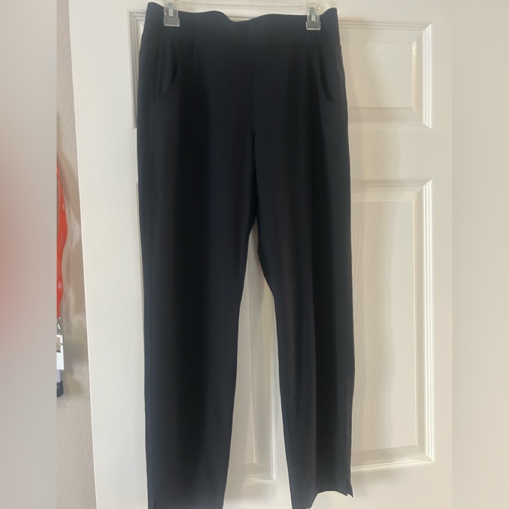 Black light weight athletic ankle pant